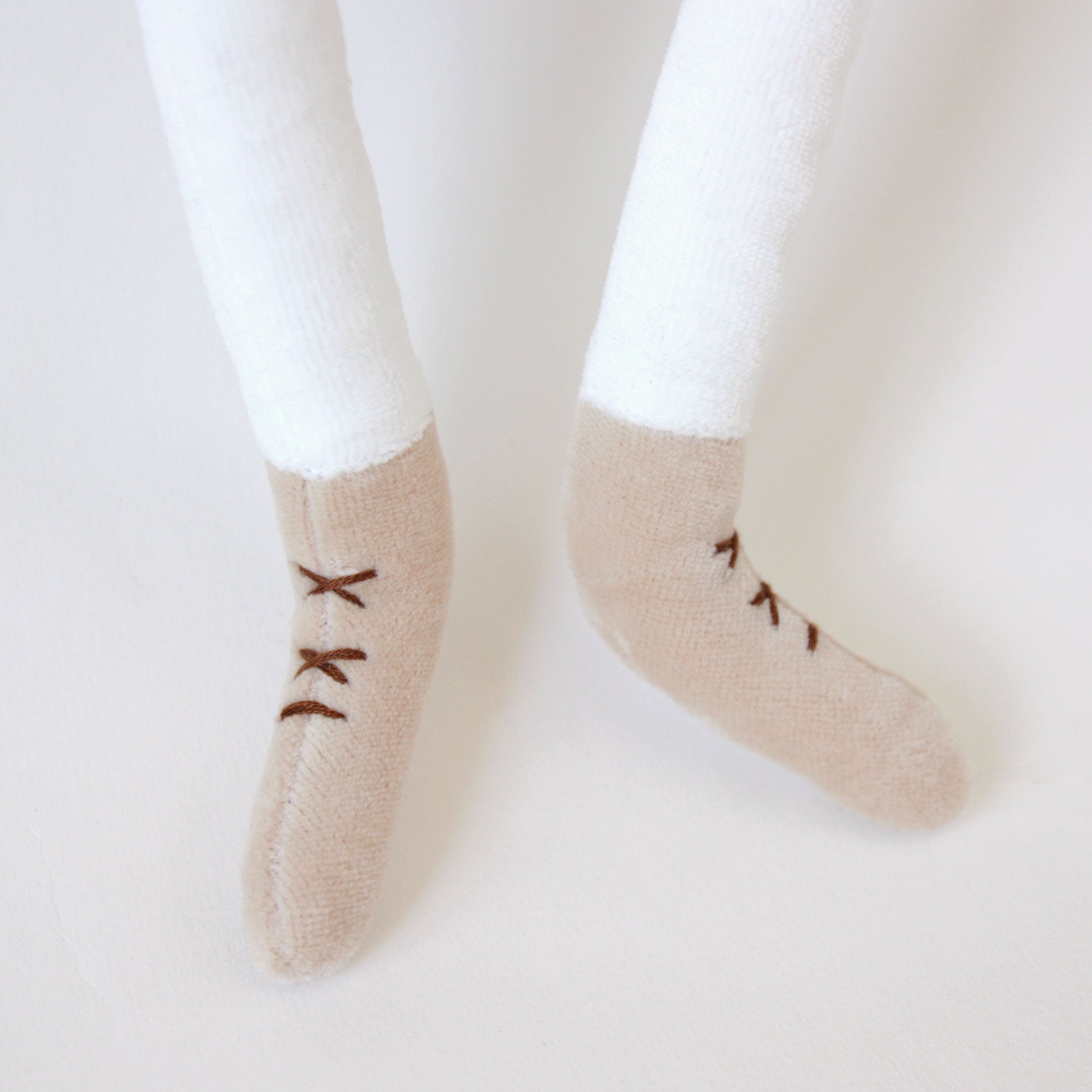 Grande peluche Abigail la biche en coton bio made in France, broderie