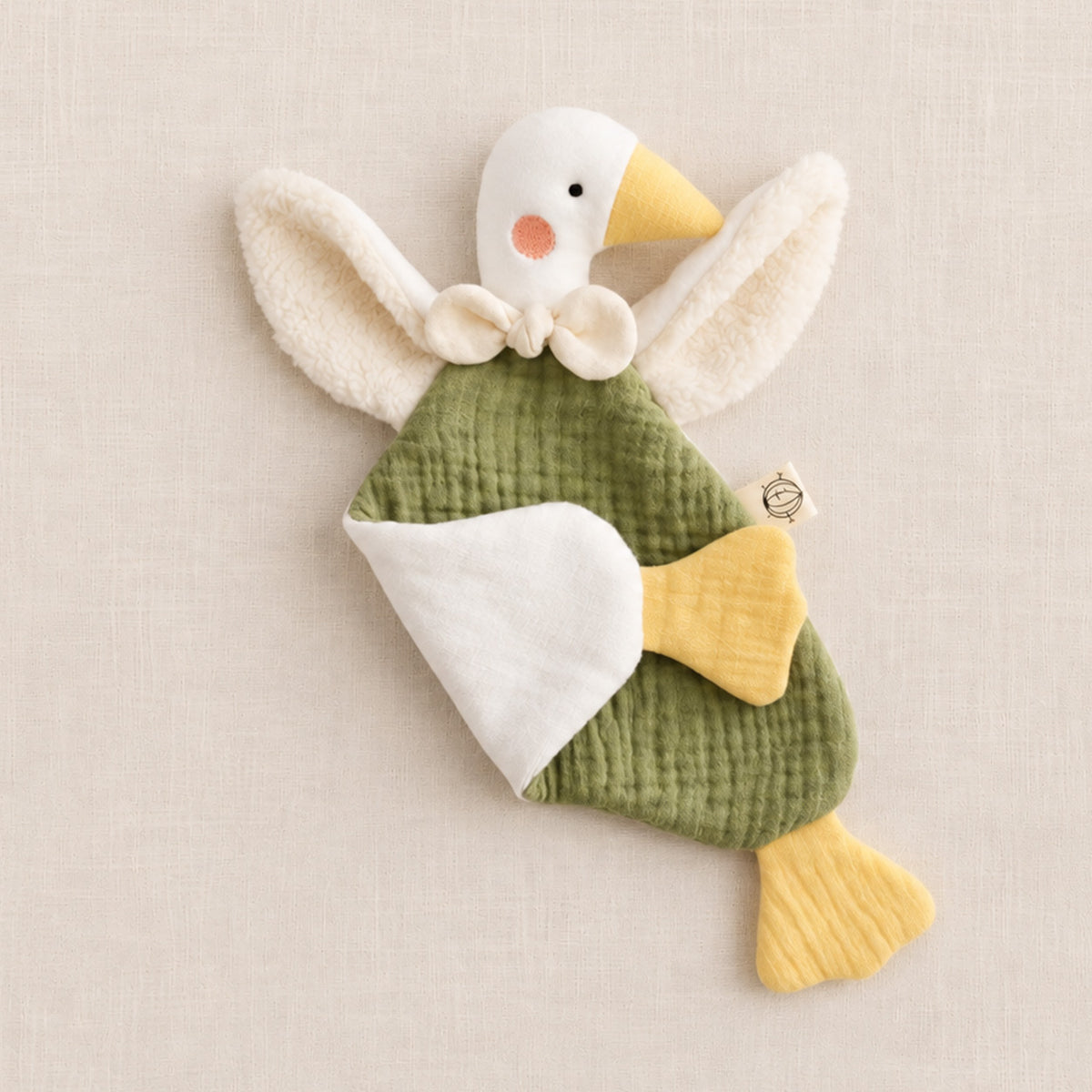 Doudou oison vert mousse avec patte repliée, fabriqué en France