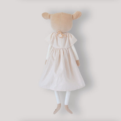 Doudou artisanal de fabrication française Abigail la biche en robe, dos